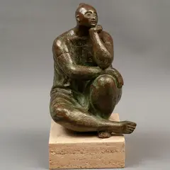 Mujer Sentada, MÉXICO, SIGLO XX, Bronce, patinado en color verde y marrón; base de piedra