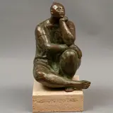 Mujer Sentada, MÉXICO, SIGLO XX, Bronce, patinado en color verde y marrón; base de piedra