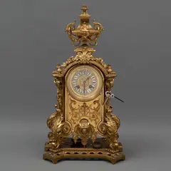 Reloj de Mesa, FRANCIA, PRINCIPIOS DEL SIGLO XX, Bronce dorado, estilo IMPERIO, marca JAPY FRERES. Profusamente decorado con relieves florales, vegetales y mascarón; medía sonería, carátula con números romanos porcelanizados