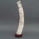 Dama Con Canasto de Flores, CHINA, SIGLO XX, Talla en marfil, decoración esgrafiada, tinta negra; con base de madera