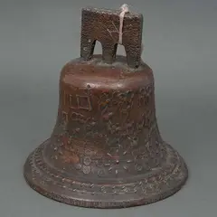 Pedro de Campaña, MÉXICO, SIGLO XX, Bronce, decorada con relieves de flores y círculos, con la leyenda "MEXICO 1810"