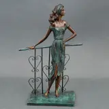 Ricardo Cruz, DAMA JUNTO AL BALCÓN, Bronce, patinado en color verde