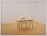 Ricarda Roggan, "Tisch und Stuhl mit schwarzen Beinen", 2003, C-Print