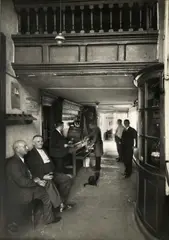 August Sander, Innenansicht des Schankraumes einer Kölschen Wirtschaft, Vintage. Gelatinesilberabzug vor 1945 mit schwarzem Tuschrand