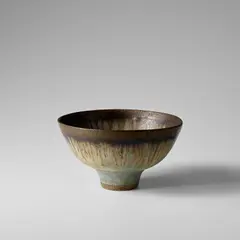 Lucie Rie, Footed bowl, circa 1979, Stoneware, marbled green and brown glaze, bronze running rim