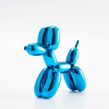 Jeff Koons, Balloon Dog (Blue), 2021, Limoges-Porzellan, farbig gefasst, in einer vom Künstler gestalteten Schachtel
