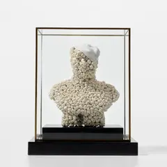 Bouke de Vries, Skull Mao, 2009, porcelain on a granite plinth in a glass and gilt metal box frame