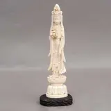 Guan Yin, CHINA, PRINCIPIOS DEL SIGLO XX, Talla en marfil, decoración esgrafiada, tinta negra; base de madera
