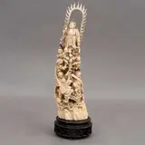 Buda (con Duraznos)*, CHINA, PRINCIPIOS DEL SIGLO XX, Talla en marfil, decoración esgrafiada, tinta negra; base de madera