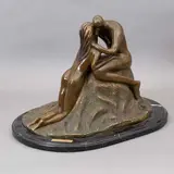 Thelma Ruz de Galván, EL BESO, Bronce, patinado en color verde; base de mármol negro
