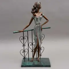 SIGLO XX by Dama Junto Al Balcón, Bronce, patinado en color verde, offered Apr 2023