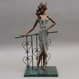 Dama Junto Al Balcón, SIGLO XX, Bronce, patinado en color verde