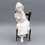 Joven Sentada, ITALIA, SIGLO XX, Talla en alabastro, silla de bronce con acabado ebonizado