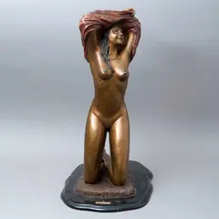 AL DESPERTAR by Miguel Michel, Bronce, patinado policromado, base de mármol negro, offered Mar 2023