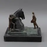 EL HOMBRE DEL PORTAFOLIOS by Miguel Peraza Menéndez, Bronce, numerado 30/100, offered Mar 2023