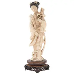 Dama Con Flores, CHINA, SIGLO XX, Talla en marfil esgrafiado y entintado, incluye base de madera calada