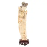 Dama Oriental Con Flores, CHINA, SIGLO XX, Talla en marfil esgrafiado y entintado, con base de madera tallada y calada