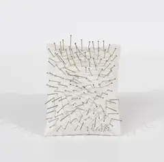 Günther Uecker, Hommage à Achim von Arnim und Clemens von Brentano, 1969, Weißes Kissen mit Stecknadeln