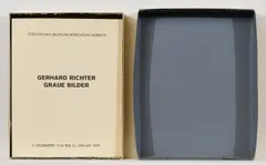 Gerhard Richter, Graue Bilder, 1974, Ausstellungskatalog in Kassettenform, aus Karton, Deckel mit grauer Rostschutzfarbe ausgespritzt, Faltblatt, Leporello aus Karton mit 12 Abbildungen