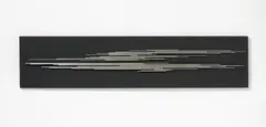 Norbert Kricke, Auktion 422, Los 747, 1972, Parallel verlaufende miteinander verbundene Metallstäbe, auf schwarzer Spanholzplatte montiert.