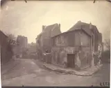 Eugène Atget, Coin, rue de l’Abreuvoir et des Saules, 1925, Matt albumen print