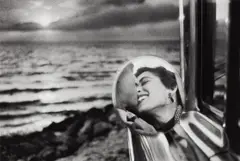 Elliott Erwitt, California Kiss, Santa Monica, 1955, Gelatin silver print, printed later