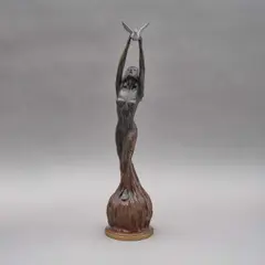 Mujer con paloma by F. Camacho, Escultura en bronce patinado, offered Dec 2022