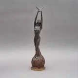 F. Camacho, Mujer con paloma, Escultura en bronce patinado