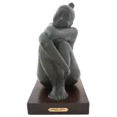 Mujer encogida by Armando Amaya, 1974, Escultura en bronce VI / VII en base de madera, offered Dec 2022