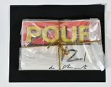 Christo, Pour Journal, Wrapped, 1977, Zeitschrift mit Schnur in transparente Kunststofffolie verpackt, montiert auf schwarzen Fotokarton