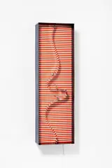 Julio Le Parc, Forme en contorsion sur trame rouge, 1969, Mischtechnik (schwarz gefasstes Metall, gestreifte Folie, leichtes Aluminiumblech und Elektrifizierung)