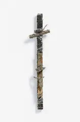 C. O. Paeffgen, Ohne Titel (Umwicklung), 1999, Assemblage (Kunststoff- und Zinnfigur, Stein, Holz, Draht, Kunststoffgewebe)