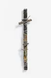C. O. Paeffgen, Ohne Titel (Umwicklung), 1999, Assemblage (Kunststoff- und Zinnfigur, Stein, Holz, Draht, Kunststoffgewebe)