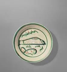 Kenkichi Tomimoto, Rare early dish, 1914, Raku fired with white glaze, painted with an overglaze enamel design of a fish