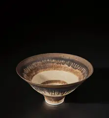 Lucie Rie, Footed bowl, circa 1978, Porcelain, pale yellow glaze with bands of manganese inlay repeated inside and out, a running band of bright gold to the rim