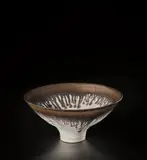 Lucie Rie, Footed bowl, circa 1982, Porcelain, pure matt white glaze with a bright golden running rim