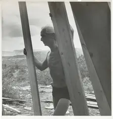 Lee Miller, Max Ernst beim Bau des Holzhauses, Sedona, Arizona, August 1946, 1946, gelatin silver print