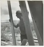 Lee Miller, Max Ernst beim Bau des Holzhauses, Sedona, Arizona, August 1946, 1946, gelatin silver print