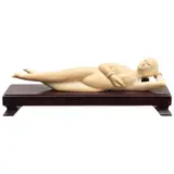 Dama de Consultorio, CHINA, SIGLO XX, Talla en marfil esgrafiado y entintado con base de madera tallada