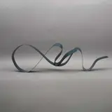 Nickyta Shamay, La vida sube, la vida baja, Escultura en acero con esmaltado acrílico verde