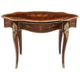 Mesa Tortuga, PRINCIPIOS SIGLO XX, Talla en madera con detalles florales en marquetería. Aplicaciones de bronce dorado en bordes y seres fitomorfos en soportes cabriolé. Cuenta con un cajón frontal