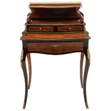 Escritorio Bonheur, FRANCIA, PRINCIPIOS SIGLO XX, Talla en madera ojo de pájaro con aplicaciones, barandilla, tiradores y chapas de bronce. Tres cajones frontales y soportes cabriolé