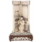 Dama Oriental Sirviendo El Té, CHINA, PRINCIPIOS DEL SIGLO XX, Talla en marfil esgrafiado y entintado con base de madera tallada