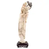 Dama Con Flores, CHINA, SIGLO XX, Talla en marfil con detalles entintados y base de madera