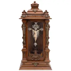 Cristo, INDIA-PORTUGAL CA., 1900, Talla en marfil esgrafiado y entintado. Incluye cruz de madera, resplandor, bordes y remate de plata con pedrería; nicho tallado con pantallas de vidrio y aplicaciones de bronce a manera de estípites con seres fitomorfos y motivos vegetales