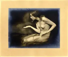 Germaine Krull, Nude, 1925, a) Bromgelatinesilberabzug; b) Gelantinesilberbazug