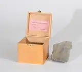 Robert Filliou, Optimistic Box No.1 Thank god for modern weapons, 1968, Multiple. Kleine Holzkiste und dunkler Naturstein