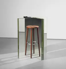 Alicja Kwade, Totum Pro Parte (Ein Hocker ist ein Bild), 2017, found wood and steel bar stool and mirror glass
