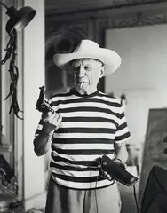 André Villers, Picasso with the revolver and hat gifted by Gary Cooper, 1958, Archival pigment print, mounted, printed later