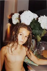 Juergen Teller, Lola with Nits, 2005, c-print